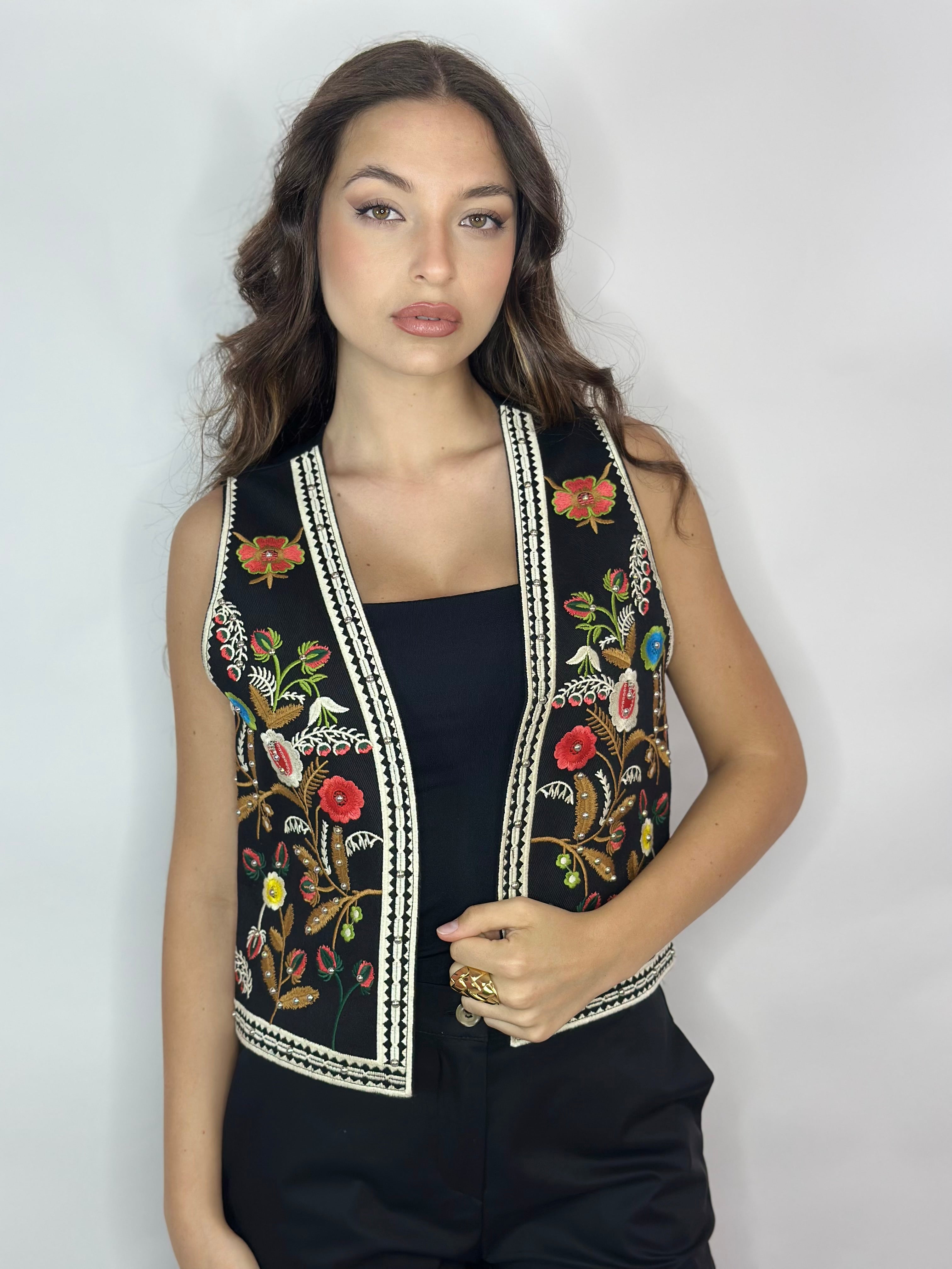 Gilet ricamato in stile folk