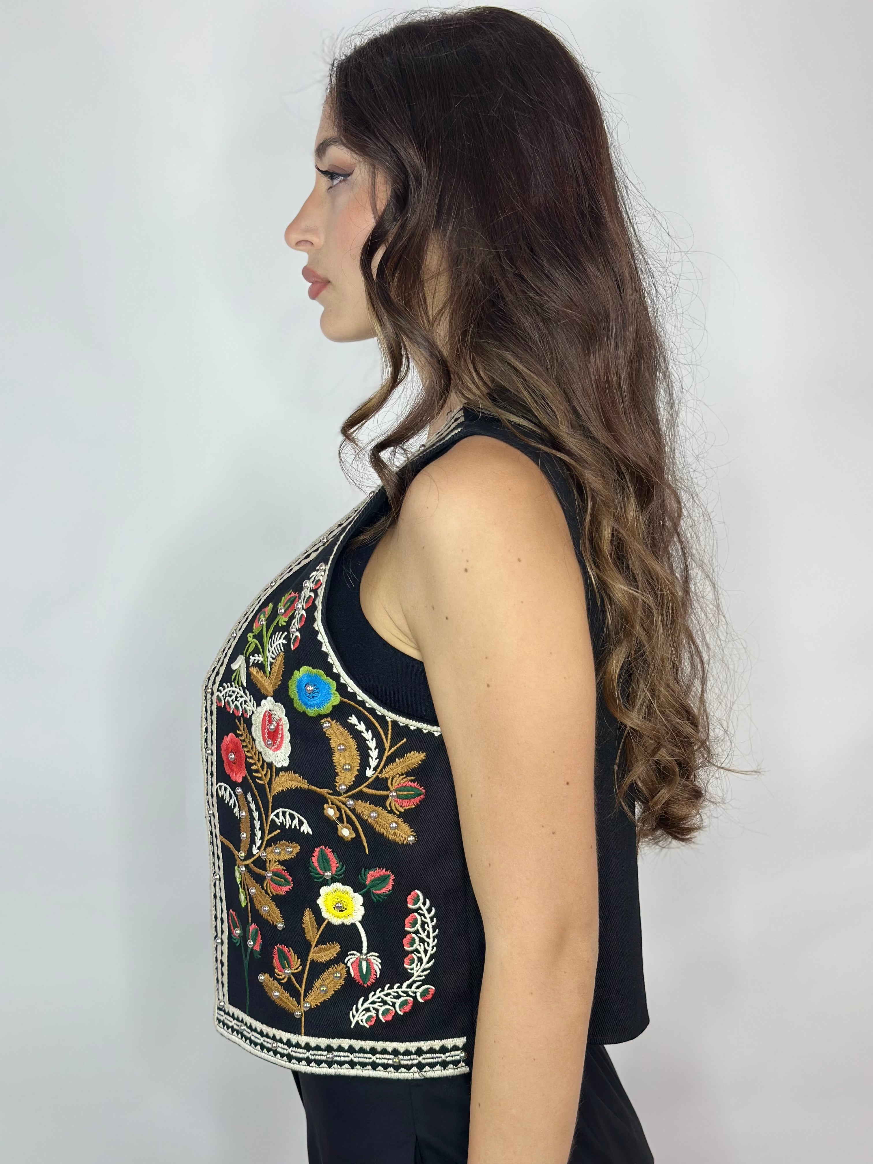 Gilet ricamato in stile folk